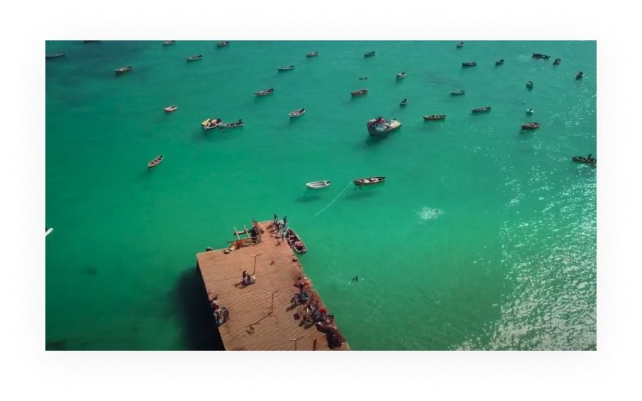 Pequenos barcos no mar em Cabo Vede