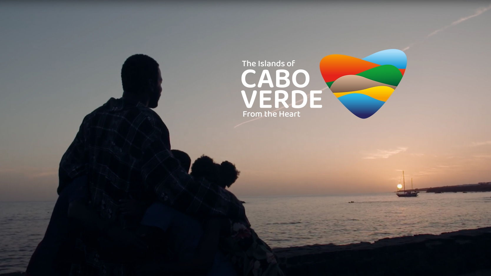 Homem e menina na praia de Cabo Verde ao pôr do sol