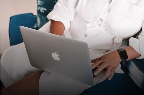 mulher com macbook