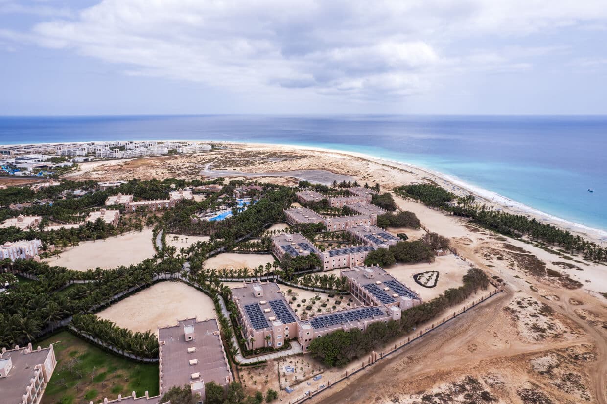 Praia e Farol Ponta Sinó